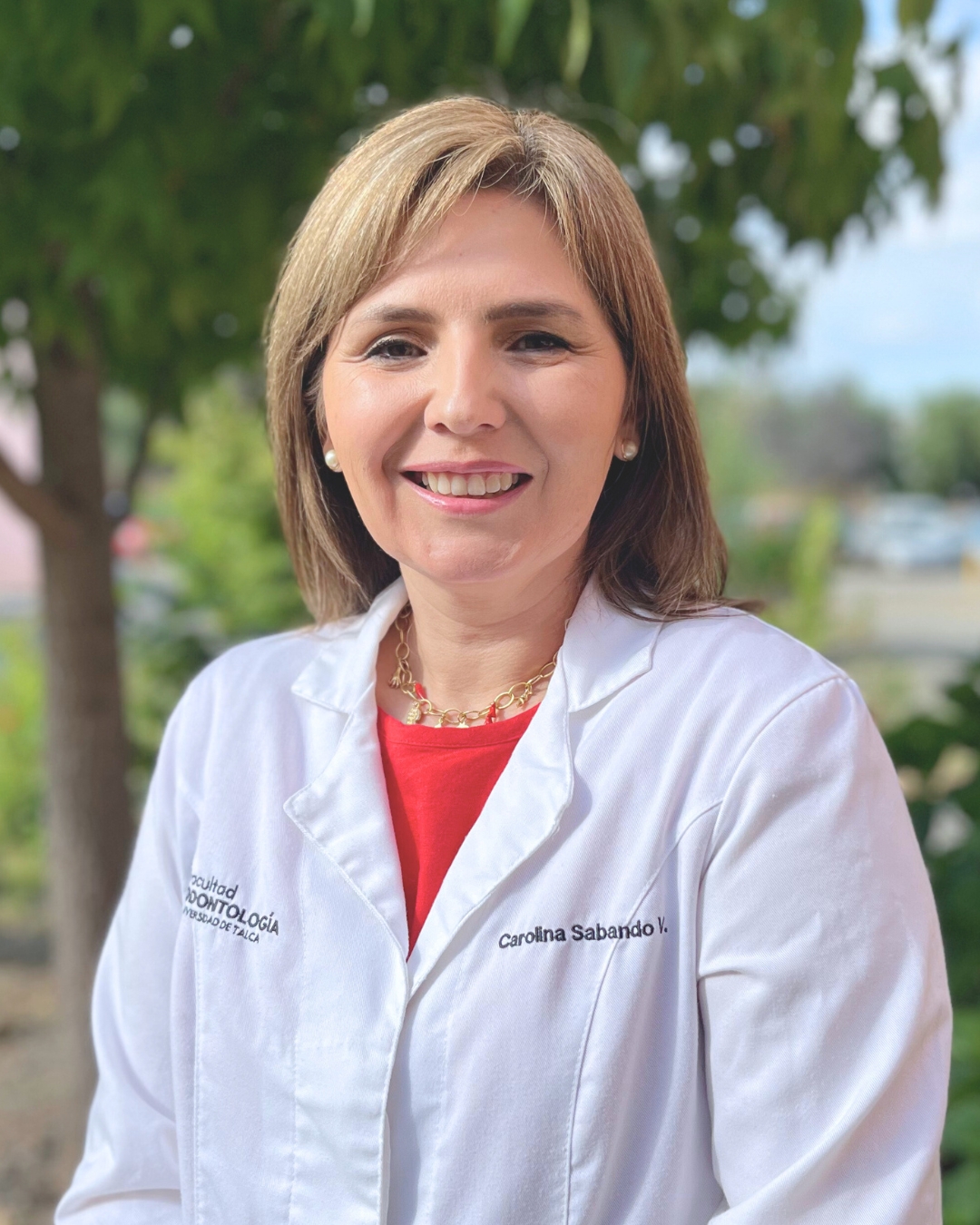 DRA. CAROLINA SABANDO VARAS  DIRECTORA CLÍNICAS ODONTOLÓGICAS